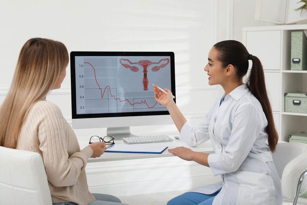 Mujer en una primera consulta de fertilidad